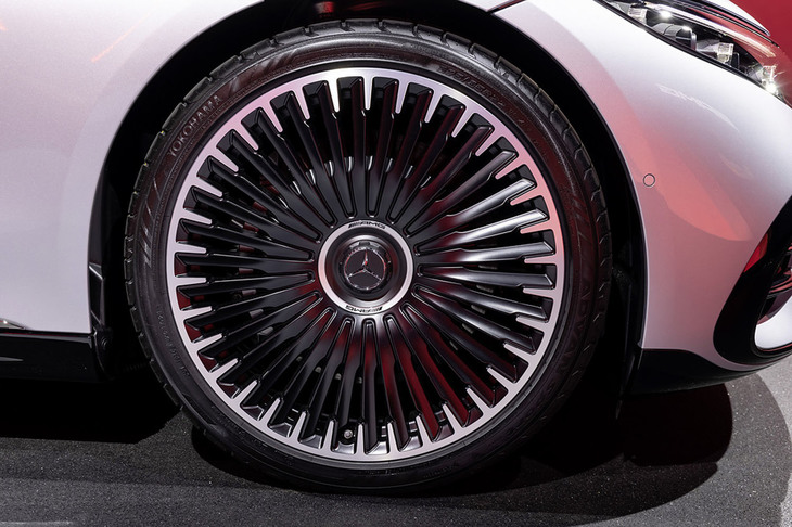 空力的に最適化されたという、22インチサイズのAMG専用デザインホイール。