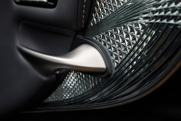 “エグゼクティブ”にオプション設定される、カットガラスの装飾。