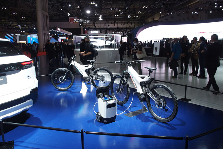 「ホンダ・プロローグ プロトタイプ」（写真左）と「ホンダe-MTBコンセプト」（写真右）。