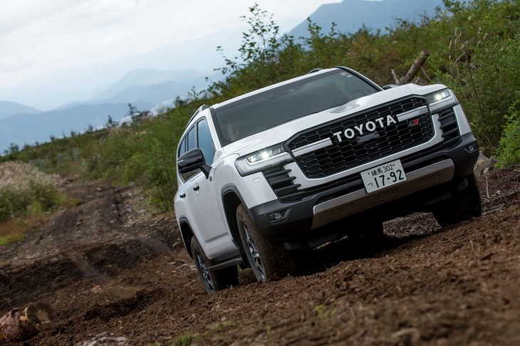 サスペンションはフロントがダブルウイッシュボーン式でリアがトレーリングアーム車軸式。減衰力可変サスペンション「AVS」には「GRスポーツ」専用セッティングが施されている。