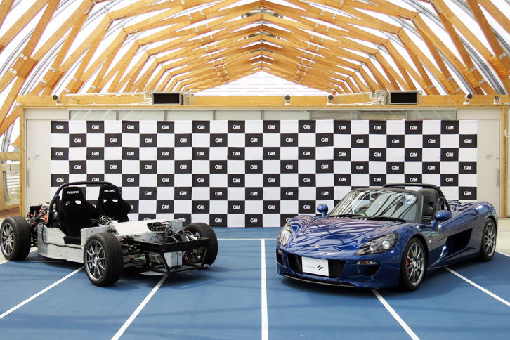 会場にはGLMの電動スポーツカーである「トミーカイラZZ」と、そのプラットフォームも展示されていた。