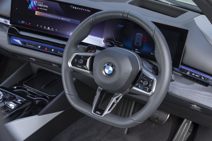 今回の試乗車「Mスポーツ」はステアリングホイールがレザー巻きなのに対し、同じ「523d xDrive」でも「エクスクルーシブ」グレードの場合はビーガンレザーの「ヴェガンザ」巻きとなる。