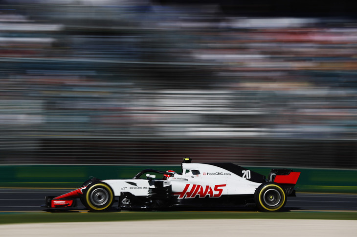 F1参戦3年目、アメリカをベースとするハースチームは、フェラーリ、ダラーラとの提携という独自のマシン開発手法で着々と力をつけてきているようだ。今季型「VF-18」は開幕前のテストからダークホース的存在として注目され、そして初戦オーストラリアGP予選では、ダニエル・リカルドの降格ペナルティーもありケビン・マグヌッセン（写真）が5番グリッド、ロメ・グロジャン6番グリッドと3列目に並んだ。スタートでマグヌッセンが4位に上がり、グロジャンも5位を走っていたのだが、ピットストップ後に、2台が立て続けにストップしリタイア。ホイールガンに問題がありナットがうまく締まっていなかった可能性が指摘されている。（Photo=Haas）