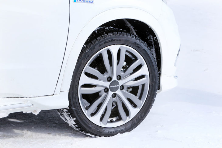 足元は18インチ アルミホイール「MS-027」（1本あたり4万5360円）でドレスアップ。タイヤはヨコハマのスタッドレス「アイスガード6 iG60」（サイズ：225/45R18 91Q）が装着されていた。