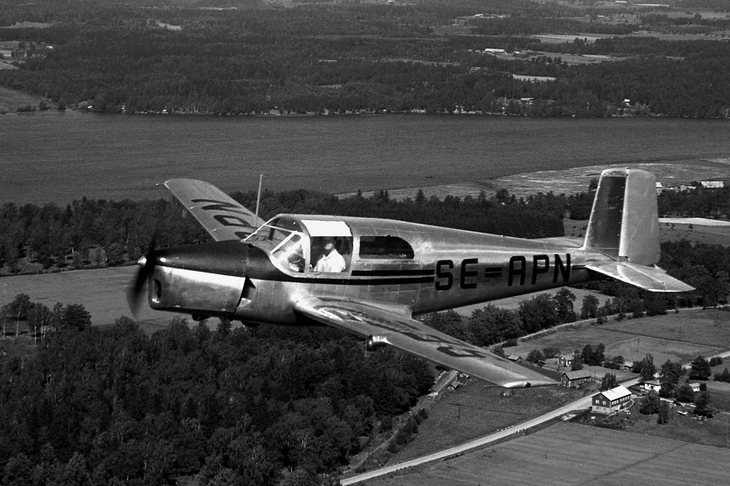 小型練習機の「サーブ91サファイア」。自動車メーカーとしてのサーブの歴史は、1947年に発足した航空・軍需メーカーの自動車部門に端を発する。