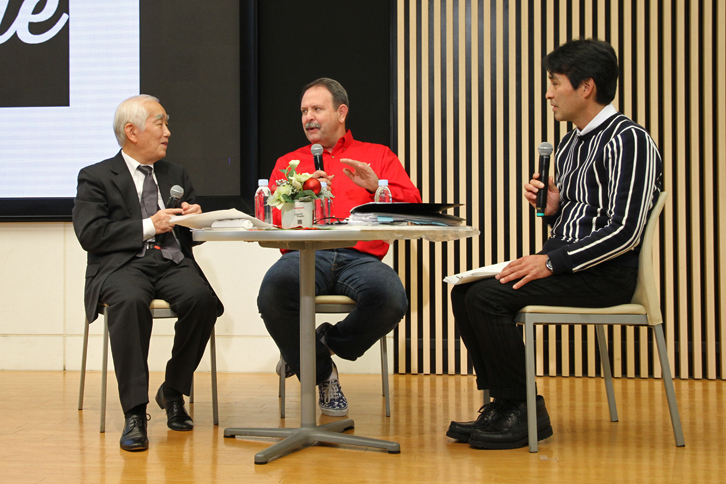 午後のトークショーでまず登壇したのは、アメリカから来日したゲストであるティム・ミングス氏（中央）。彼はボロボロの状態で発掘された“シリアル・ワン”（シリアルナンバー1番）こと北米輸出第1号である「N600」を完璧にレストアし、米国ホンダに寄贈した。ほかにもN600や「Z600」など多数のクラシックホンダをレストアしている、N愛好家の間では高名なエキスパートである。左は通訳を務めた青戸 務氏。この後にゲストスピーカーとして登壇した。