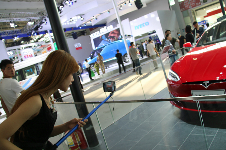 「テスラ・モデルS」を撮影するウェブサイトの女性リポーター。