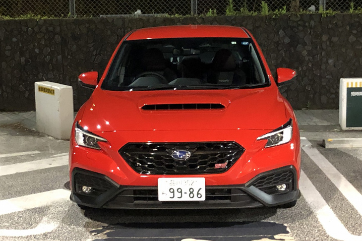 「WRX S4」のエンジンは2.4リッター水平対向4気筒直噴ターボ「DIT」で、最高出力275PS/5600rpm、最大トルク350N・m/ 2000-4800rpmを発生。8段マニュアルモード付き「スバルパフォーマンストランスミッション」（CVT）が組み合わされる。