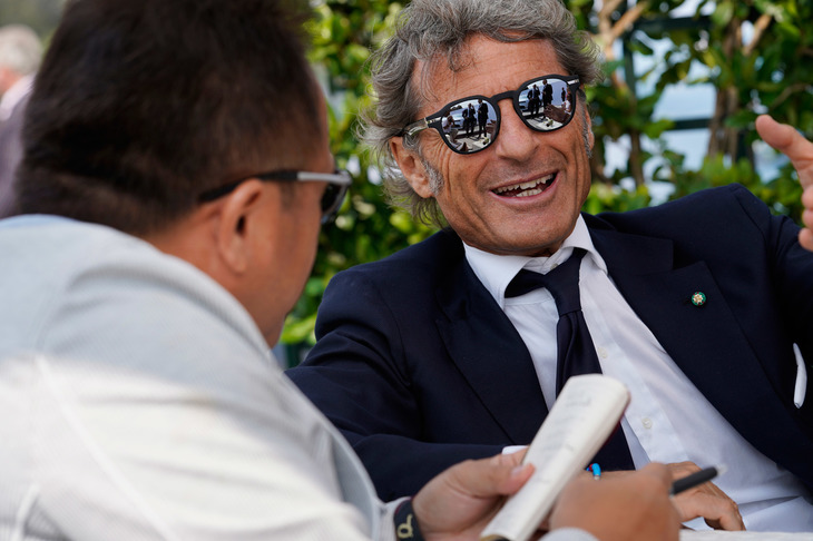 「ディーヴォ」について語るブガッティのステファン・ヴィンケルマンCEO。