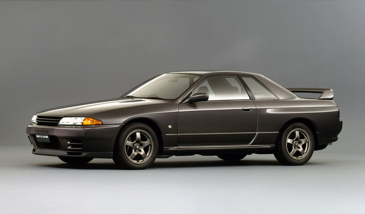 1989年「スカイラインGT-R」（BNR32）。4輪マルチリンク式サスペンションに電子制御4輪操舵の「スーパーHICAS」、2.6リッター直6 DOHC 24バルブ ツインターボエンジン、電子制御トルクスプリット4WDなどハイテク仕込みの最先端メカを詰め込んだ、901運動の集大成ともいえるスーパーマシン。