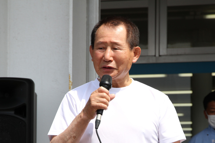 ドライバーズブリーフィングでスピーチするスペシャルゲストの黒澤元治氏。御年81歳ということで「後期高齢者クラスがあれば私もエントリーしたんだけど……」と笑いを誘いつつ、「タイムよりも楽しみましょう！」と締めた。