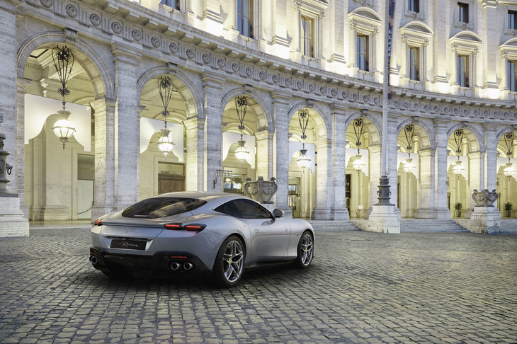 テールランプは、フェラーリの特徴ともいえる丸形ではなく、薄型の立体的な形状が採用された。