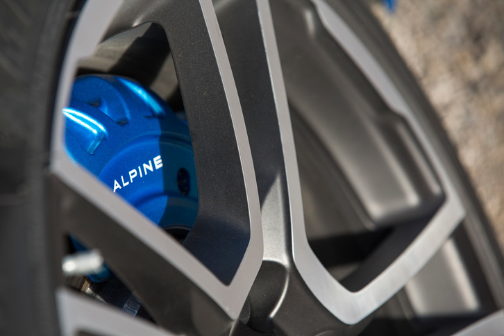 ブレーキについては、ディスク径は前後ともにφ320mm、キャリパーは前が4ピストンの固定式、後ろがシングルピストンの浮動式の組み合わせとなる。