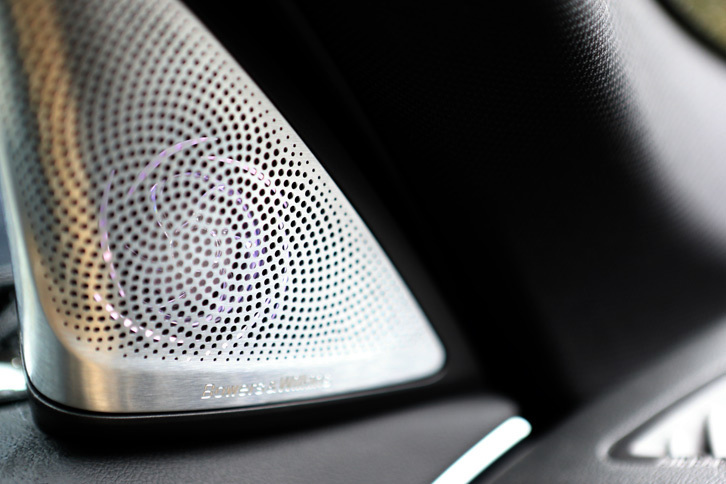フロントドアに備わるイルミネーション内蔵のツイーター。テスト車には56万円の有償オプションであるBowers & Wilkinsのオーディオシステムが装備されていた。