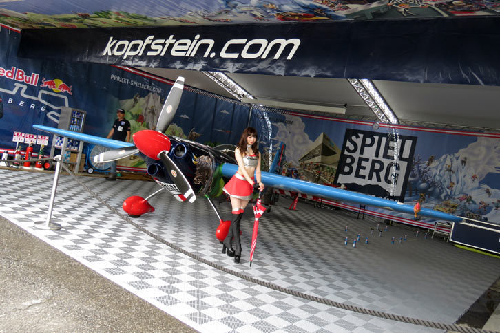 レッドブル・エアレースで使用される機体は「EDGE 540」「MXS-R」「CORVUS RACER 540」の3種類。規定の範囲内でさまざまな改良が施されており、よく見てみると、選手ごとに結構形が違う。こちらは2016年にマスタークラスに昇格したペトル・コプシュタイン選手の「EDGE 540 V3」。