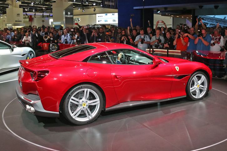 写真は、ルーフを閉じた状態。ホイールのサイズは前後とも20インチとなっている。