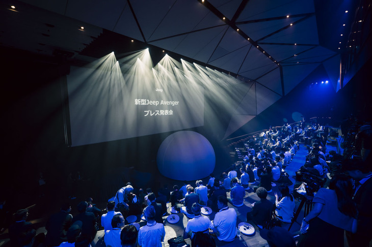 「ジープ・アベンジャー」のアンベールを待つ発表会場の様子。