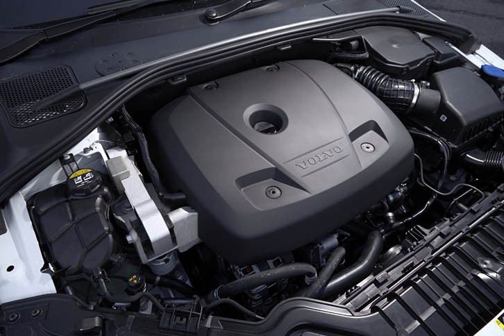 ターボとスーパーチャージャーの2つの過給機を備えた2リッター直4ガソリンエンジン。最高出力306ps、最大トルク40.8kgmを発生する。