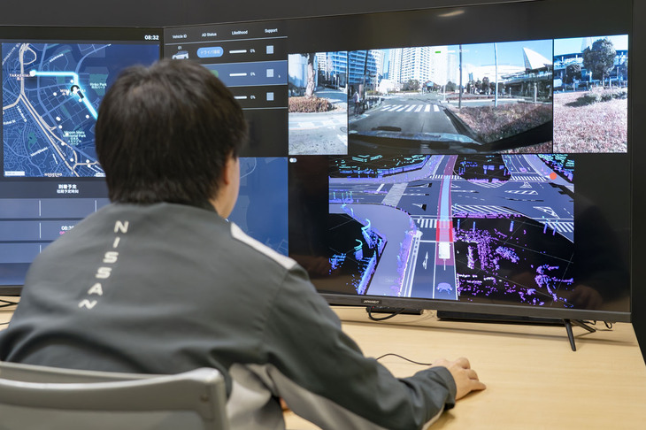 管制室の管理画面を見せてもらう。右下画面のピンクの帯が検出した走行可能エリアで、水色が走行予定ルート。ルート上に異常があればピンクの帯内で通れるルートを探し直して走行を続ける。