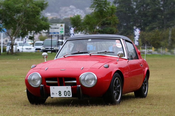 通称“ヨタハチ”こと「トヨタ・スポーツ800」。軽量かつ空力特性に優れた車体に初代「パブリカ」用の空冷フラットツインを積んだ、高効率の小型スポーツカー。