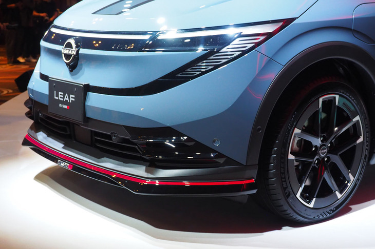 「リーフNISMO」のフロントセクション。スポーティーな造形の「NISMO専用フロントバンパーコーナーフィニッシャー」が目を引く。