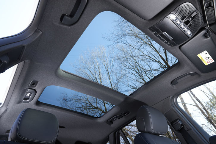 写真の「パノラミックスライディングルーフ」は、「GLC250 4MATICスポーツ（本革仕様）」の専用装備。ほかのグレードでは、オプションでも選べない。