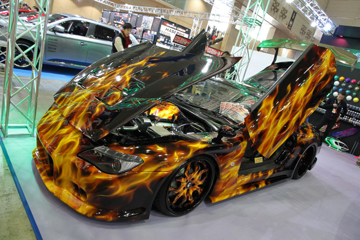 SHOWUPグループ＆SIGNALの「OF Customs★V8 SUPRA」。80系「トヨタ・スープラ」をベースにペイント＆オーディオを中心にカスタム、エンジンは「セルシオ」用の4リッターV8に換装。