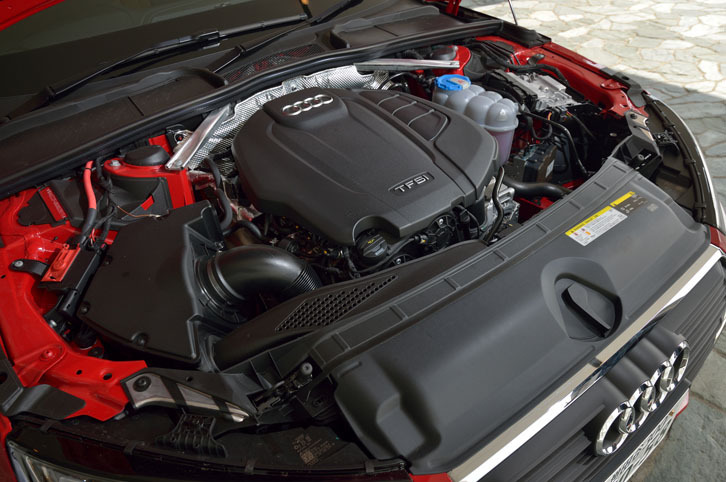 エンジンは、2リッター直4ターボのみ。FF車と4WD車では、チューニングが異なる。