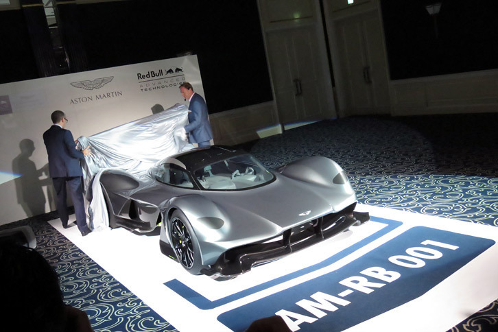 マレック・ライヒマン副社長らの手によって、アンベールされる「AM-RB 001」。