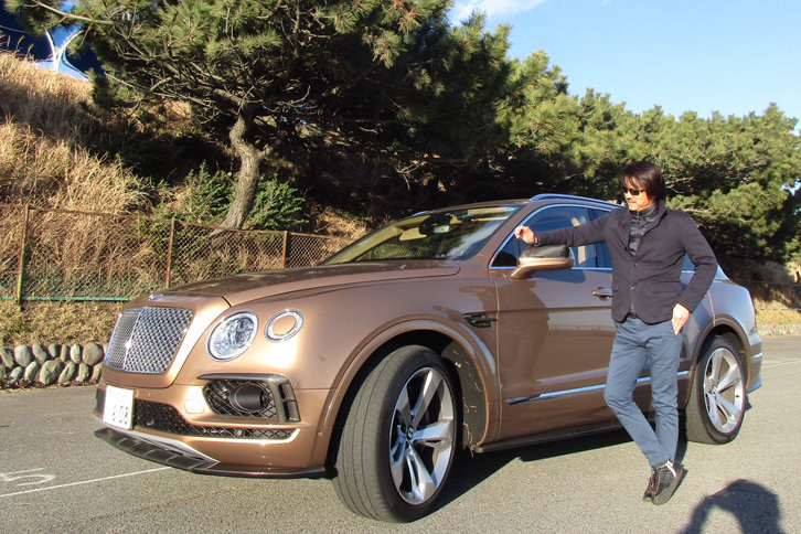 JAIA（日本自動車輸入組合）の試乗会にて。「ベントレー・ベンテイガ」の横でポーズをキメる筆者。