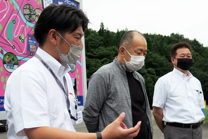 「ZR-V」のドライブトレインやプラットフォームの特徴について、筆者に説明する伊藤さん。