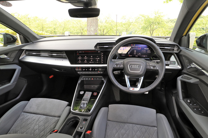 外観同様、エッジの効いた意匠が特徴のインテリア。「A6」などといったアウディの上位モデルや、コンポーネンツを共有する新型「フォルクスワーゲン・ゴルフ」などとは異なり、エアコンのコントローラーなど、操作系には適度に物理スイッチが残されている。