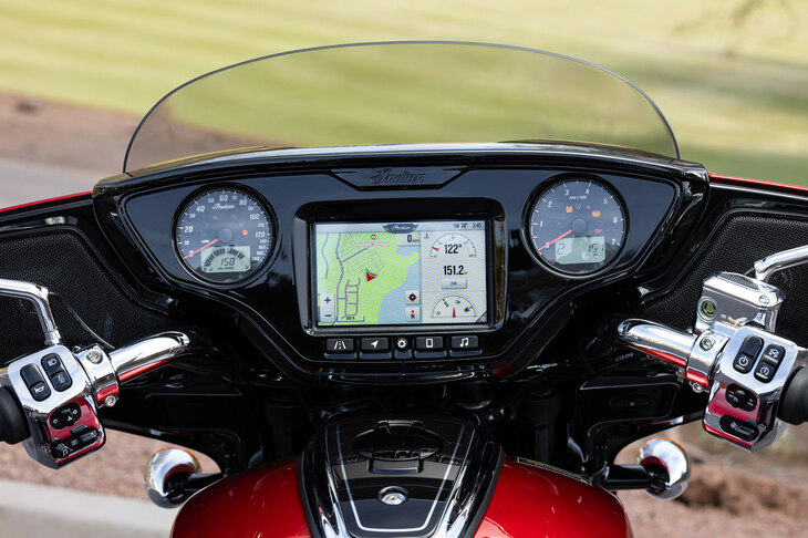 フェアリングの内側には、インフォメーションディスプレイ付きの速度計／エンジン回転計と、7インチのタッチスクリーンを装備。タッチスクリーンにはBluetooth通信を介して携帯端末の接続が可能で、Apple CarPlayにも対応している。