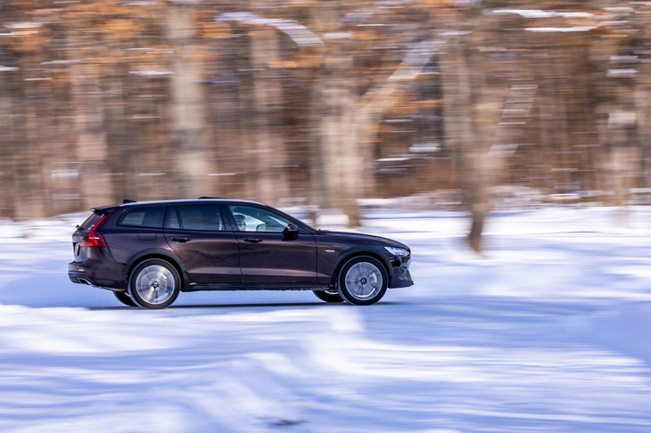 後輪への駆動力伝達にハルデックスカップリングを採用。「V60」シリーズで機械式4WDが選べるのは「V60クロスカントリー」だけ。