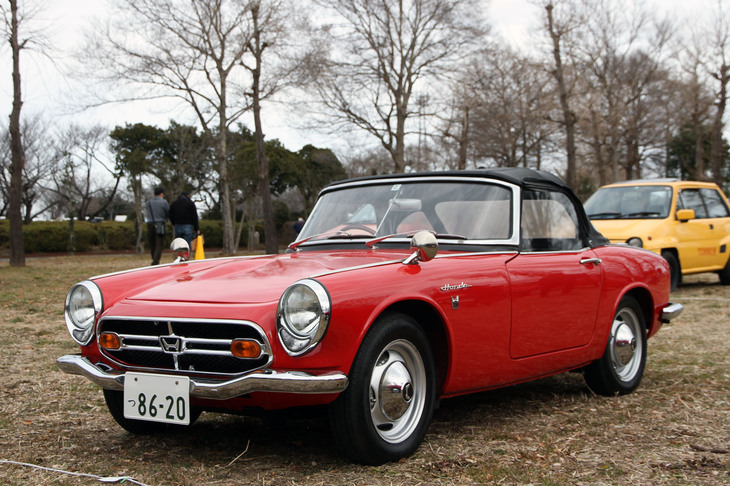 こちらもオリジナルの姿に仕上げられた「S800」。高性能だがさすがに600ccでは力不足という北米市場の声に応えて1966年に登場した、ホンダ初の100マイルカー（最高速が約160km/h）。