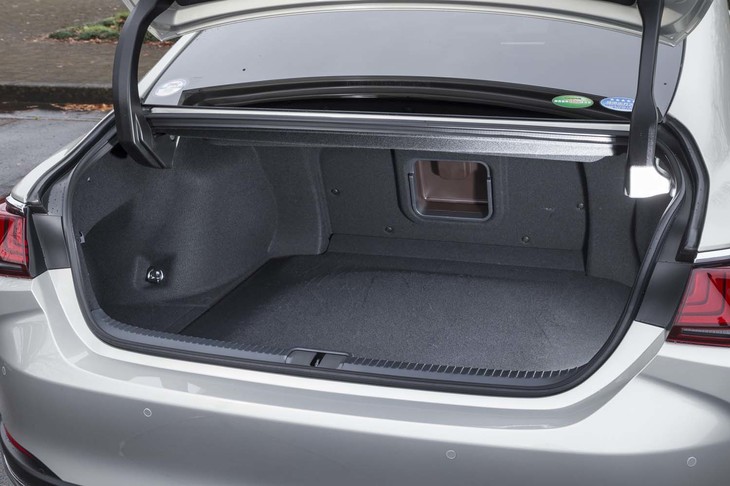 9.5インチのゴルフバッグが4つ収納できるというトランクルーム。容量は443リッター。