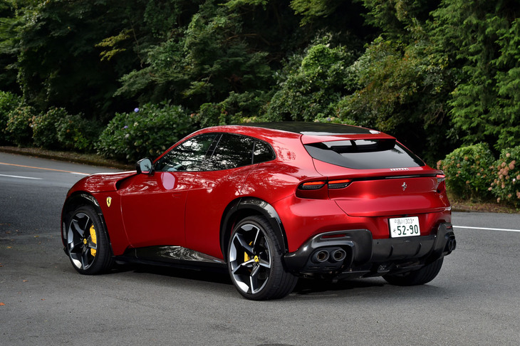 【フェラーリ・プロサングエのスペック】
	ボディーサイズ：全長×全幅×全高＝4973×2028×1589mm／ホイールベース：3018mm／車重：2210kg（車検証記載値）／駆動方式：4WD／エンジン：6.5リッターV12 DOHC 48バルブ／トランスミッション：8段AT／最高出力：725PS（533kW）/7750rpm／最大トルク：716N・m（73.0kgf・m）/6250rpm／タイヤ：（前）255/35ZR22 99Y XL／（後）315/30ZR23 108Y XL（ミシュラン・パイロットスポーツ4 S）／燃費：17.3リッター/100km（約5.8km/リッター、WLTPモード）／価格：4760万円
	
	【取材時の燃費データ】
	テスト距離：359.0km（市街地2：高速道路6：山岳路2）／使用燃料：60.0リッター（ハイオクガソリン）／参考燃費：6.0km/リッター（満タン法）