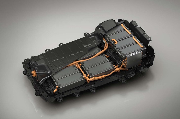 今回試乗したプロトタイプのリチウムイオンバッテリー容量は35.5kWh。最高出力142.8PS（105kW）、最大トルク265N・m（27.0kgf・m）を発生する。