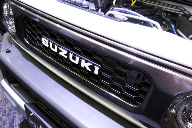 フロントグリルにはおなじみの「S」マークではなく、ちょっと懐かしさを感じさせる「SUZUKI」の文字が。