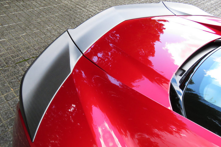 オプションのカーボンファイバー リアデッキリッド スポイラー。