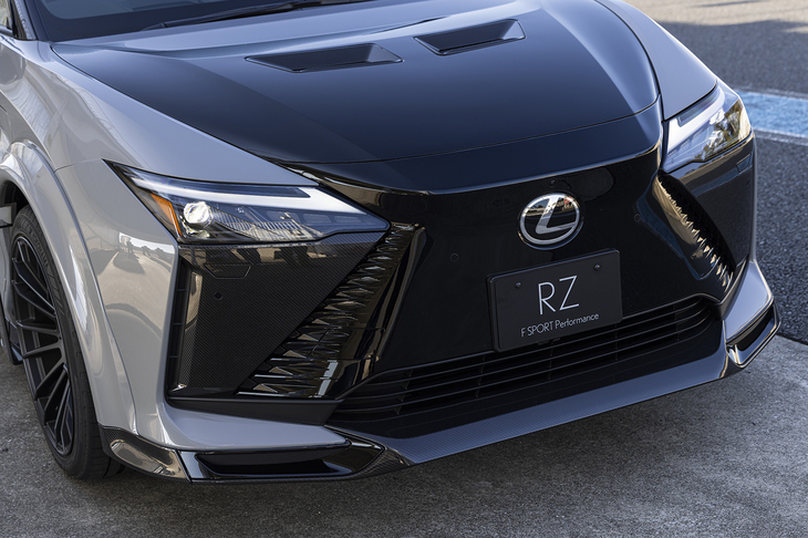 駆動ユニットのeアクスルは前後とも最高出力227PSに強化（「RZ350e」は前に1基のみ搭載）。従来は前が204PS、後ろが109PSだったため、4WDシステム「DIRECT4」の制御も大きく変わっている。