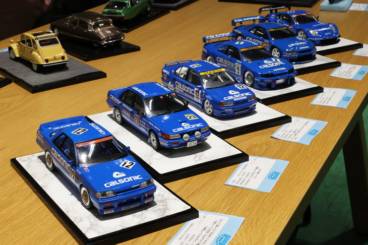 ズラリと並んだ、カルソニックカラーをまとった日産のコンペティションマシン。最も知名度が高いと思われる、全日本ツーリングカー選手権で星野一義が駆ったグループA仕様の「スカイラインGT-R」（BNR32）が見当たらないが、「以前につくったものが古くなったので、新たに製作するつもりだったが……」とのこと。