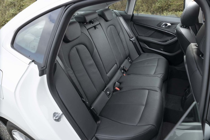 リアシートはご覧の通り。「クーペ」を名乗るものの、大人が乗り込んでも不足のない後席空間が確保されている。