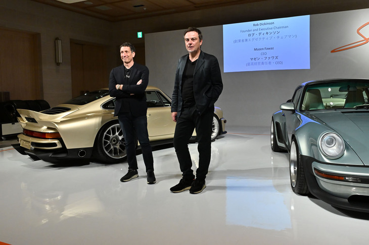 シンガーのファウンダーでありエグゼクティブチェアマンのロブ・ディキンソン氏（写真右）。写真は2024年5月、コーンズ・グループとのパートナーシップ締結発表のために来日した際のもの。