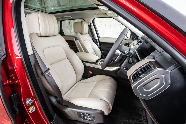 仕立てがよく質感に優れた、オプション価格34万円のウイングドヘッドレスト付き20ウェイ電動フロントシート。固定式のパノラミックルーフもオプションで、こちらの価格は27万7000円。