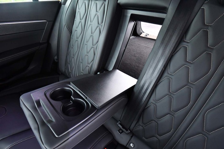 後席のセンターは、左右席の肘掛けにもなる。長尺物を積載するためのスキーホールも備わる。