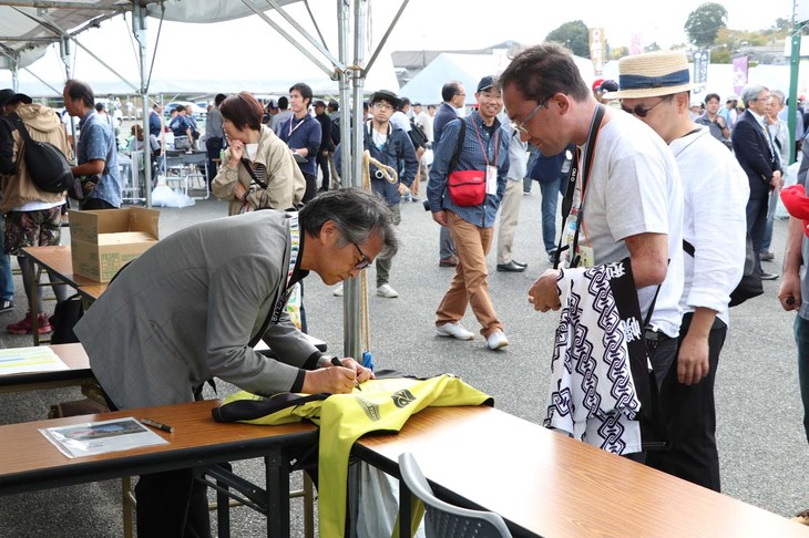 歴代ロードスターの開発主査は、多くのファンとの交流を楽しんだ。色紙だけでなく、さまざまなグッズにサインを求められ、快く応じていた。まさにオーナーにとって開発主査は、憧れの存在なのだ！