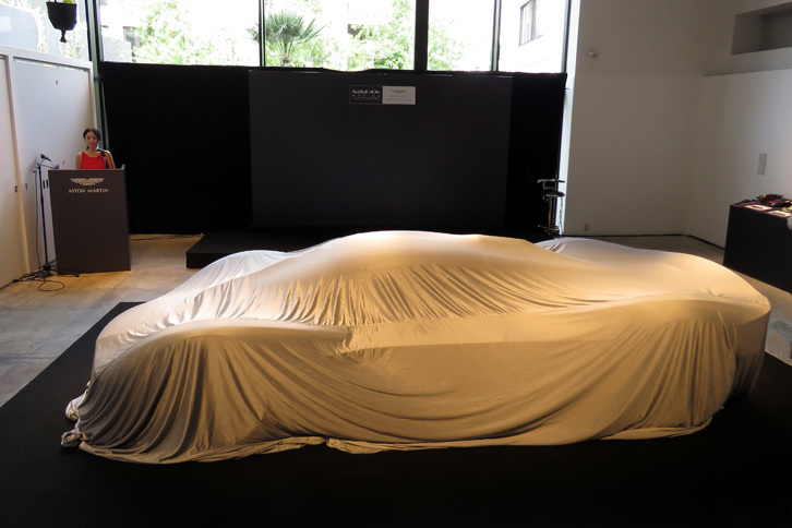 会場にてアンベールを待つ「アストンマーティン・ヴァルキリー」。