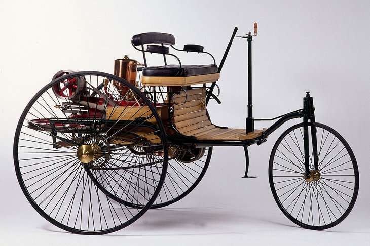 カール・ベンツが製作した“世界初のガソリン自動車”こと「パテント・モートルヴァーゲン」も、操舵機構が簡易な三輪車だった。