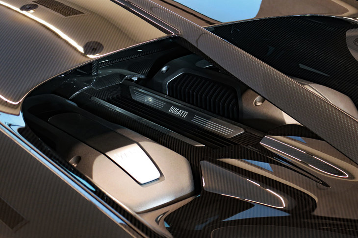 ブガッティ・シロン（8リッターW16クワッドターボエンジン）